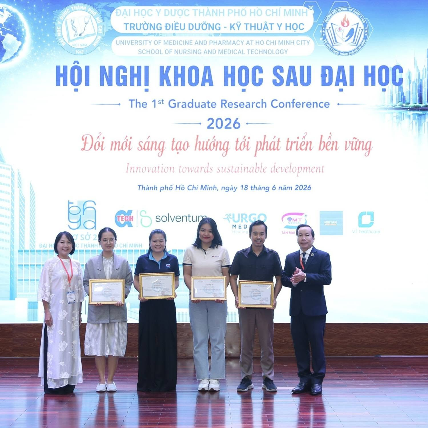 Đại diện nhận kỷ niệm chương đồng hành tại Hội nghị Khoa học Sau đại học lần 1 năm 2026 Đại học Y Dược TP.HCM.